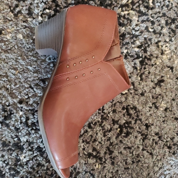 Easy Street peep Toe shoe - Picture 2 of 3